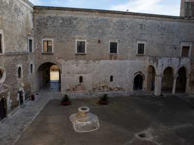 Una volta entrati nel Castello accediamo al cortile interno...